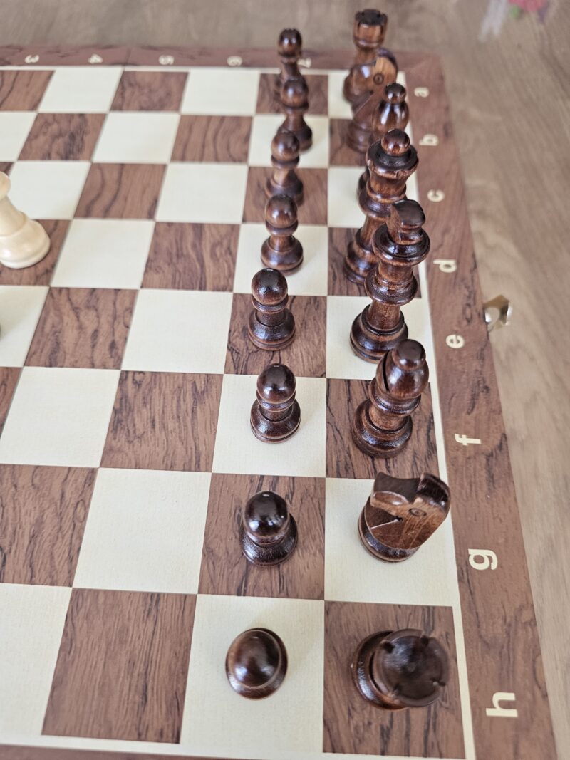 Jeu d'échecs de voyage pliable en bois 24 x 24 cm – Image 5