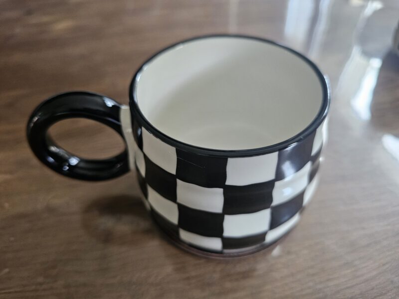 Tasse en céramique motif échiquier – Image 4